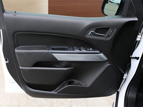 Used 2019 Chevrolet Colorado LT w/ LT Convenience Package image 12