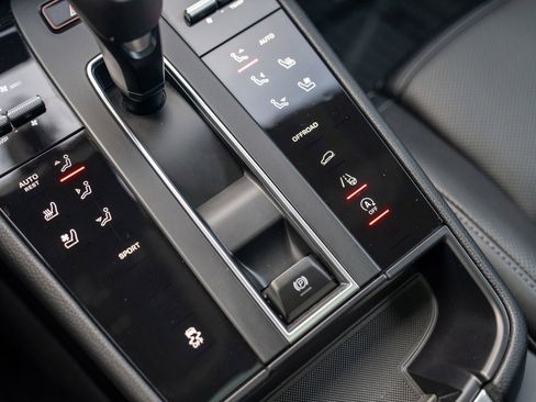 Certified 2025 Porsche Macan image 19