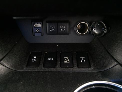 Used 2017 Toyota Highlander XLE AWD/4WD image 29