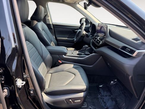 Used 2023 Toyota Highlander XLE AWD/4WD image 24