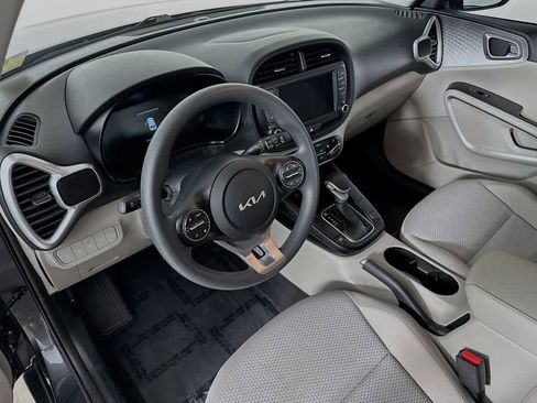 Used 2025 Kia Soul LX FWD image 2
