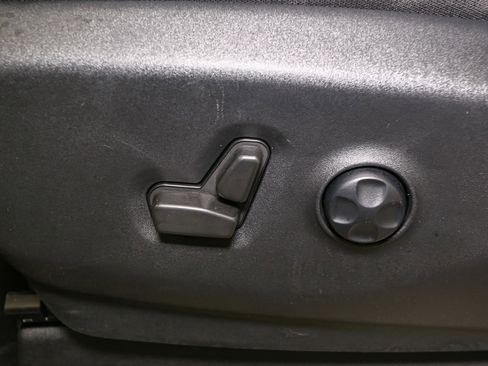 Used 2022 Chrysler Voyager LX image 39