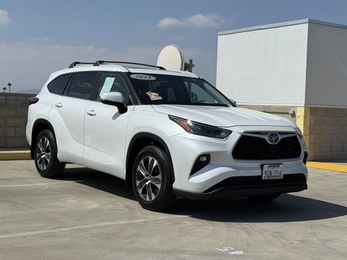 Used 2023 Toyota Highlander XLE FWD image 2