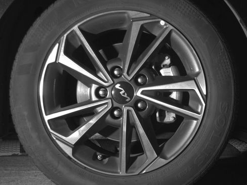 Used 2024 Kia Forte LXS FWD image 18