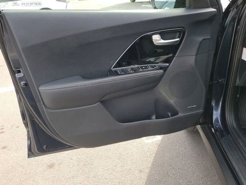 Used 2022 Kia Niro EX image 16