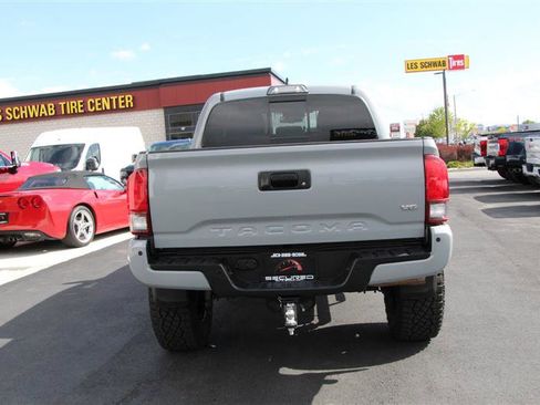 Used 2018 Toyota Tacoma TRD Sport w/ Technology Package AWD/4WD image 7