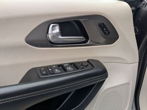 Used 2023 Chrysler Pacifica Touring-L image 13