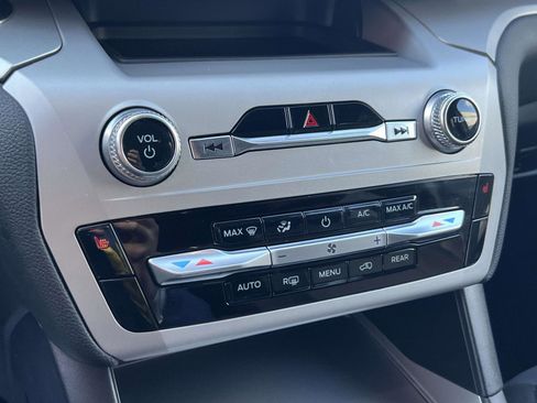 Certified 2022 Ford Explorer XLT image 28