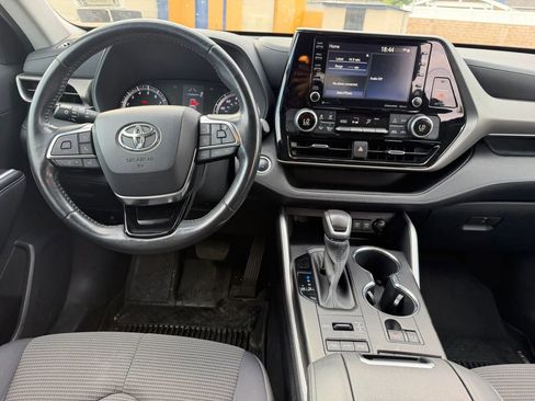 Used 2021 Toyota Highlander LE AWD/4WD image 22