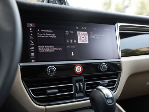 Certified 2026 Porsche Macan AWD/4WD image 25