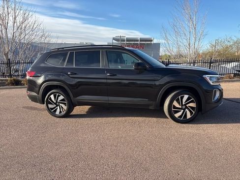 Used 2024 Volkswagen Atlas SE AWD/4WD image 2