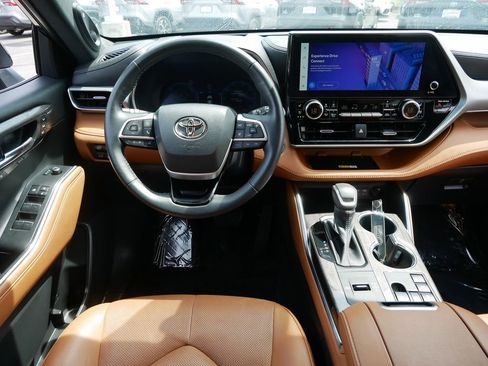 Used 2023 Toyota Highlander Platinum AWD/4WD image 12
