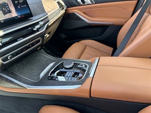 Used 2023 BMW X7 xDrive40i w/ Premium Package image 11