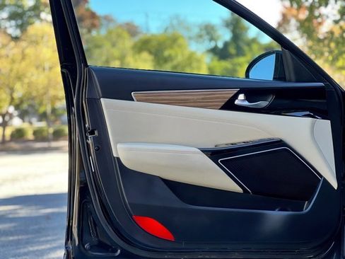 Used 2019 Kia Cadenza Premium image 12