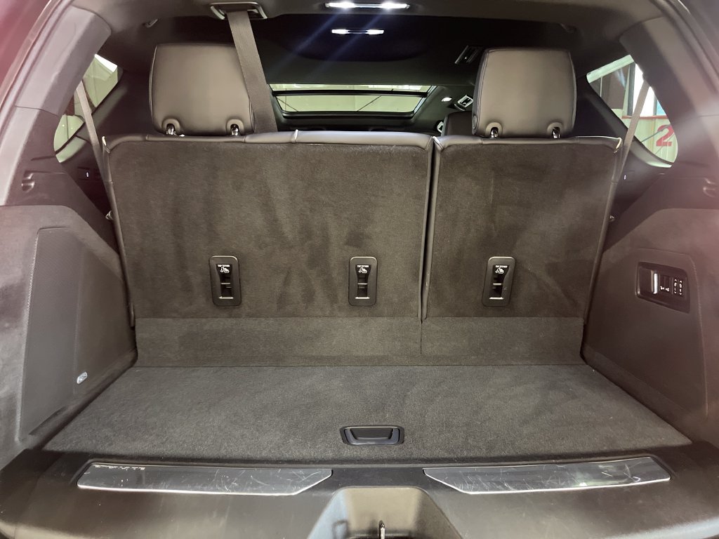 Used 2023 Cadillac Escalade Premium Luxury AWD/4WD image 22