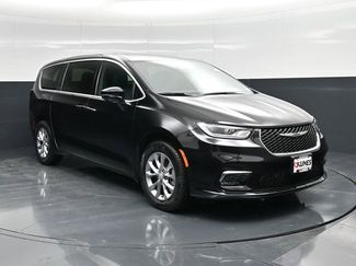 New 2026 Chrysler Pacifica Select video 1