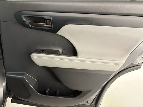 Used 2023 Toyota Highlander L image 41