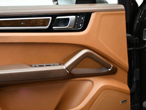 Used 2023 Porsche Cayenne Platinum Edition image 36