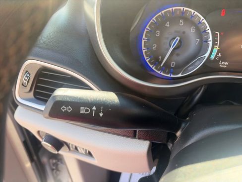 Used 2024 Chrysler Pacifica Touring-L FWD image 39