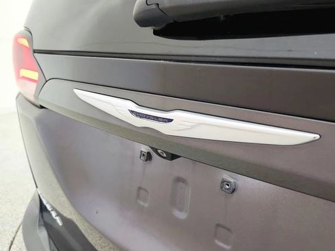 Used 2017 Chrysler Pacifica Touring-L FWD image 36