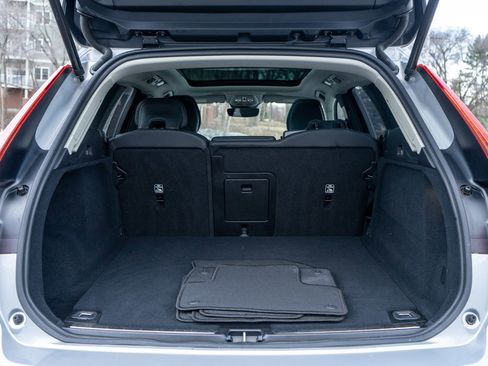 Used 2025 Volvo XC60 B5 Plus image 9