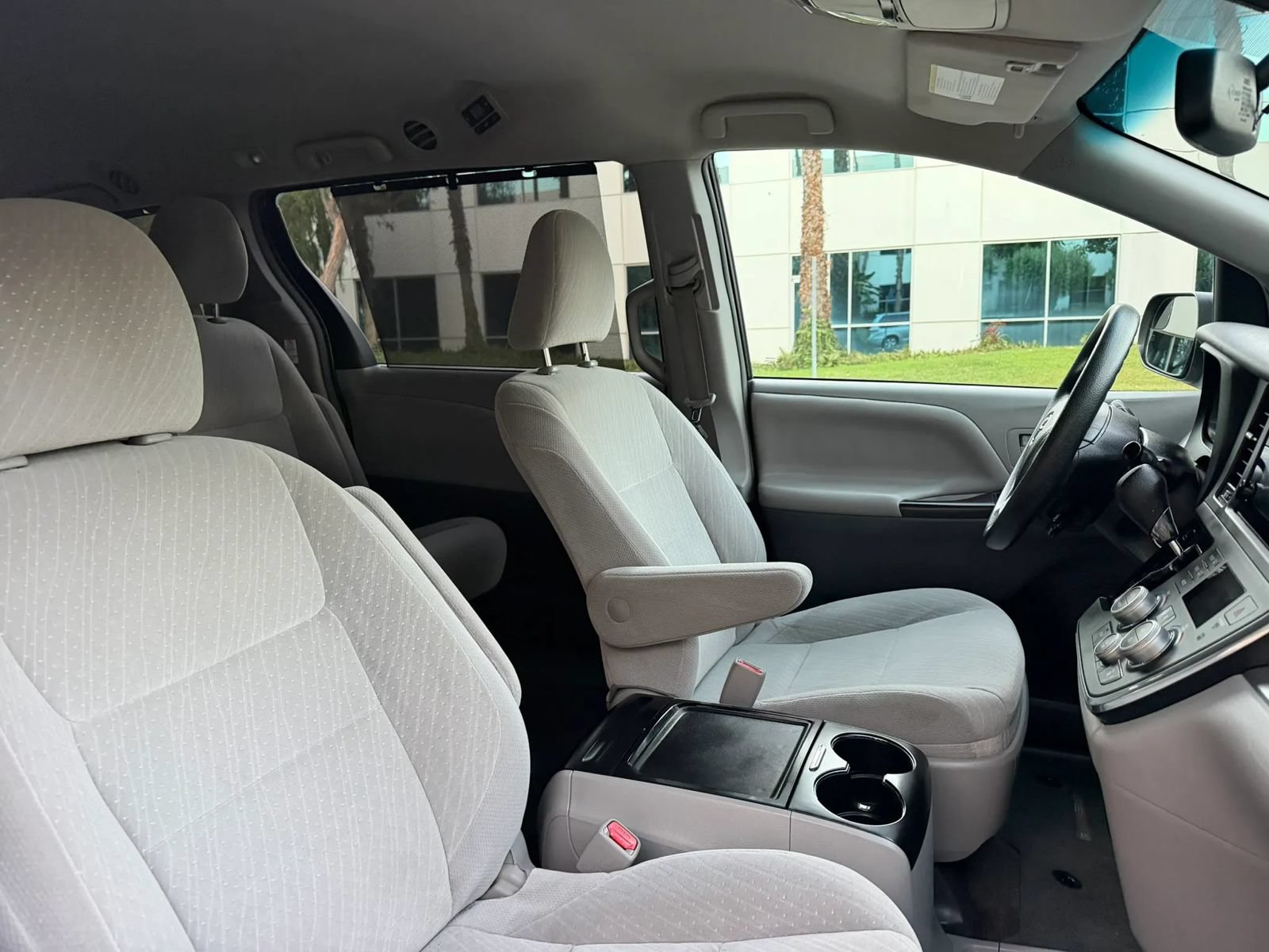 Used 2017 Toyota Sienna LE FWD image 12