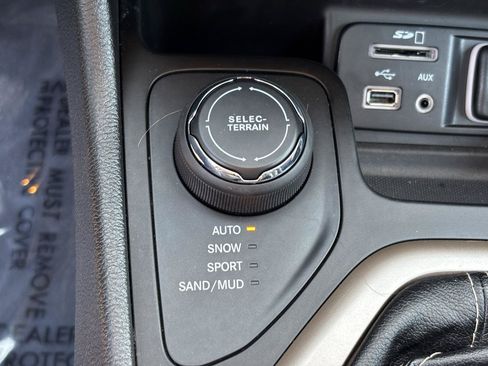 Used 2017 Jeep Cherokee Limited AWD/4WD image 32