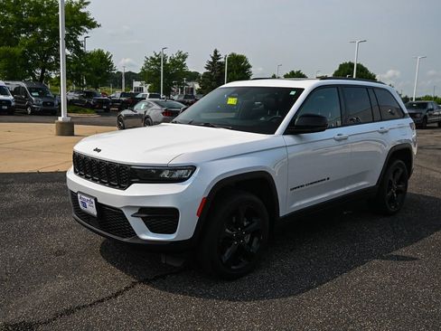 Used 2023 Jeep Grand Cherokee Altitude AWD/4WD image 9
