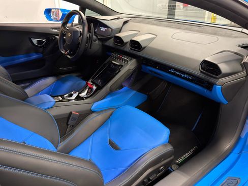 Used 2020 Lamborghini Huracan EVO image 18