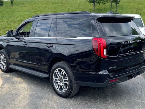 Used 2025 Ford Expedition Active AWD/4WD image 2