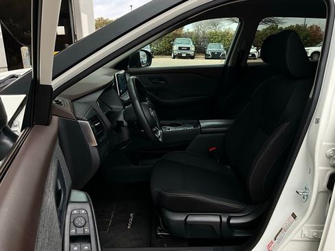 Used 2023 Nissan Rogue S image 10