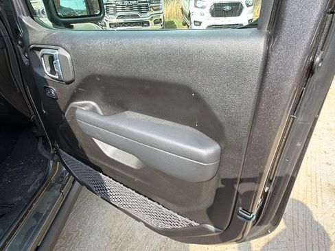 Used 2025 Jeep Gladiator Sport image 18