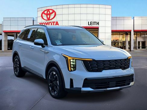 Used 2024 Kia Sorento S image 3