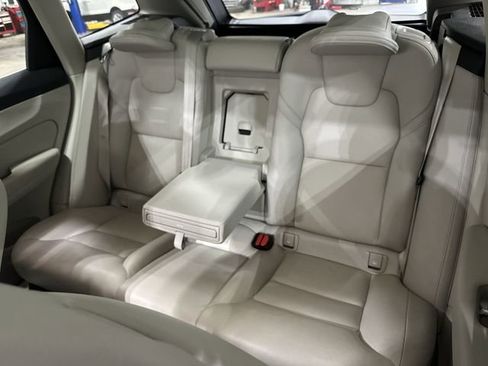 Used 2022 Volvo XC60 B5 Momentum image 29