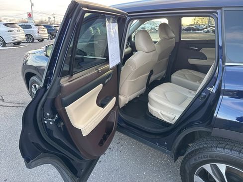 Used 2021 Toyota Highlander XLE image 17