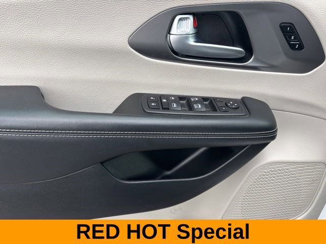 Used 2023 Chrysler Pacifica Touring-L FWD image 12
