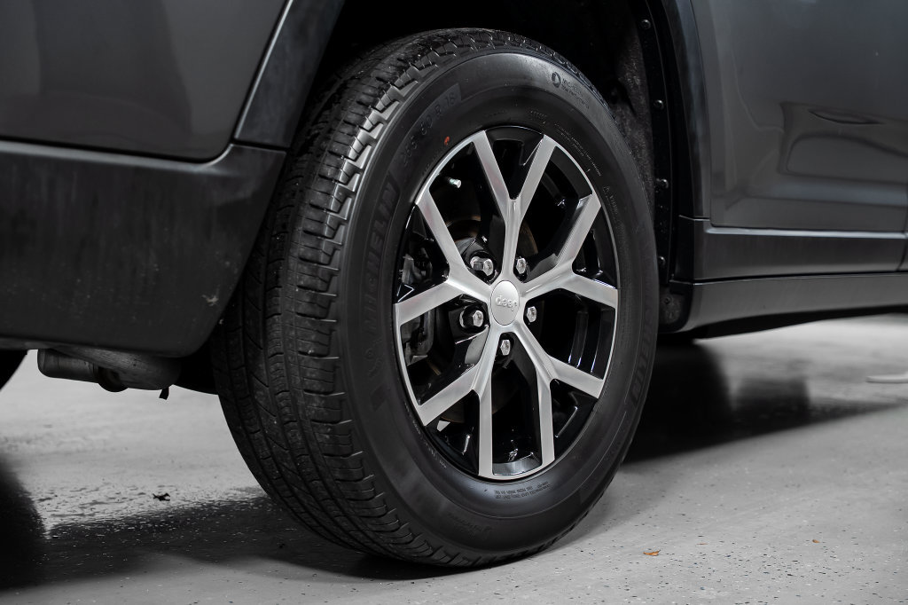 Used 2023 Jeep Grand Cherokee L Limited RWD image 8