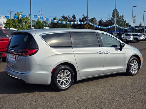 Used 2024 Chrysler Pacifica Touring-L FWD image 31