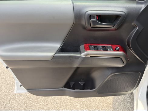Used 2022 Toyota Tacoma SR5 w/ Technology Package RWD image 11
