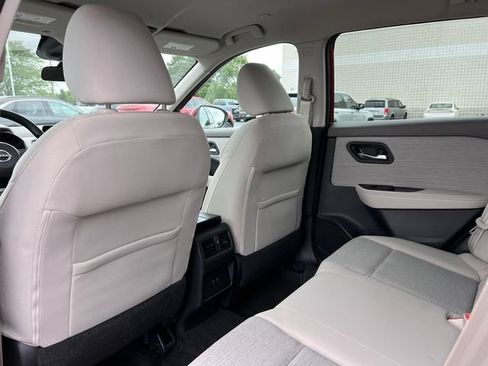 Used 2022 Nissan Rogue SV AWD/4WD image 32
