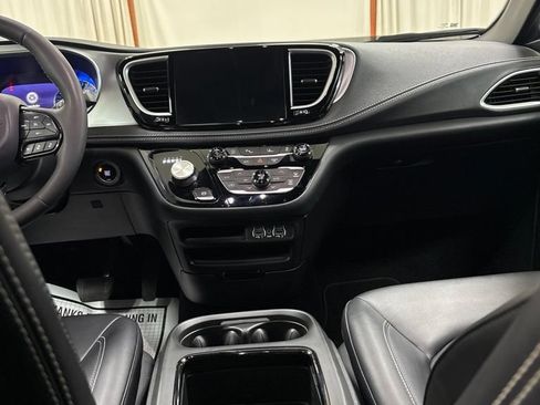 Used 2024 Chrysler Pacifica Touring-L w/ S Appearance Package AWD/4WD image 19