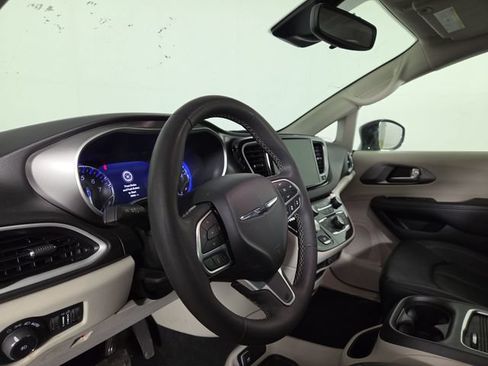 Used 2024 Chrysler Pacifica Touring-L FWD image 14