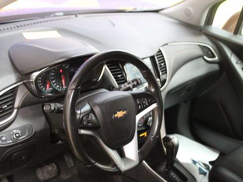 Used 2019 Chevrolet Trax LT w/ LT Convenience Package FWD image 14