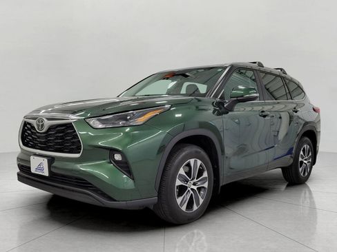 Used 2023 Toyota Highlander XLE AWD/4WD image 12
