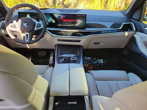 Used 2025 BMW X7 M60i image 13
