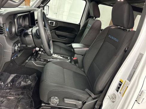 Used 2024 Jeep Wrangler Rubicon image 3