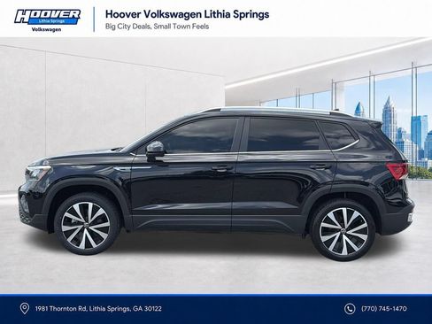 Used 2024 Volkswagen Taos SE w/ MDO Package FWD image 2