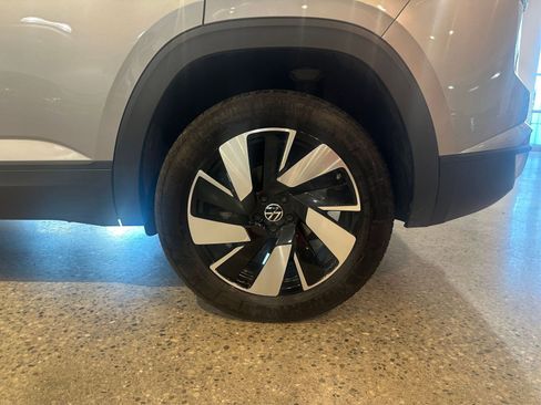 Used 2025 Volkswagen Atlas Cross Sport SE image 30