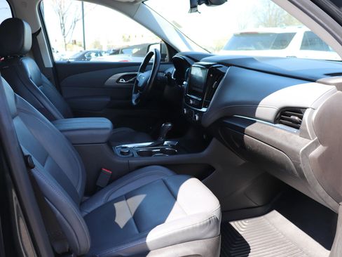 Used 2018 Chevrolet Traverse LT image 18