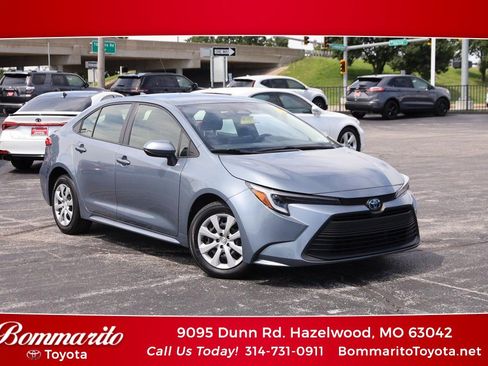 Used 2025 Toyota Corolla LE FWD image 1